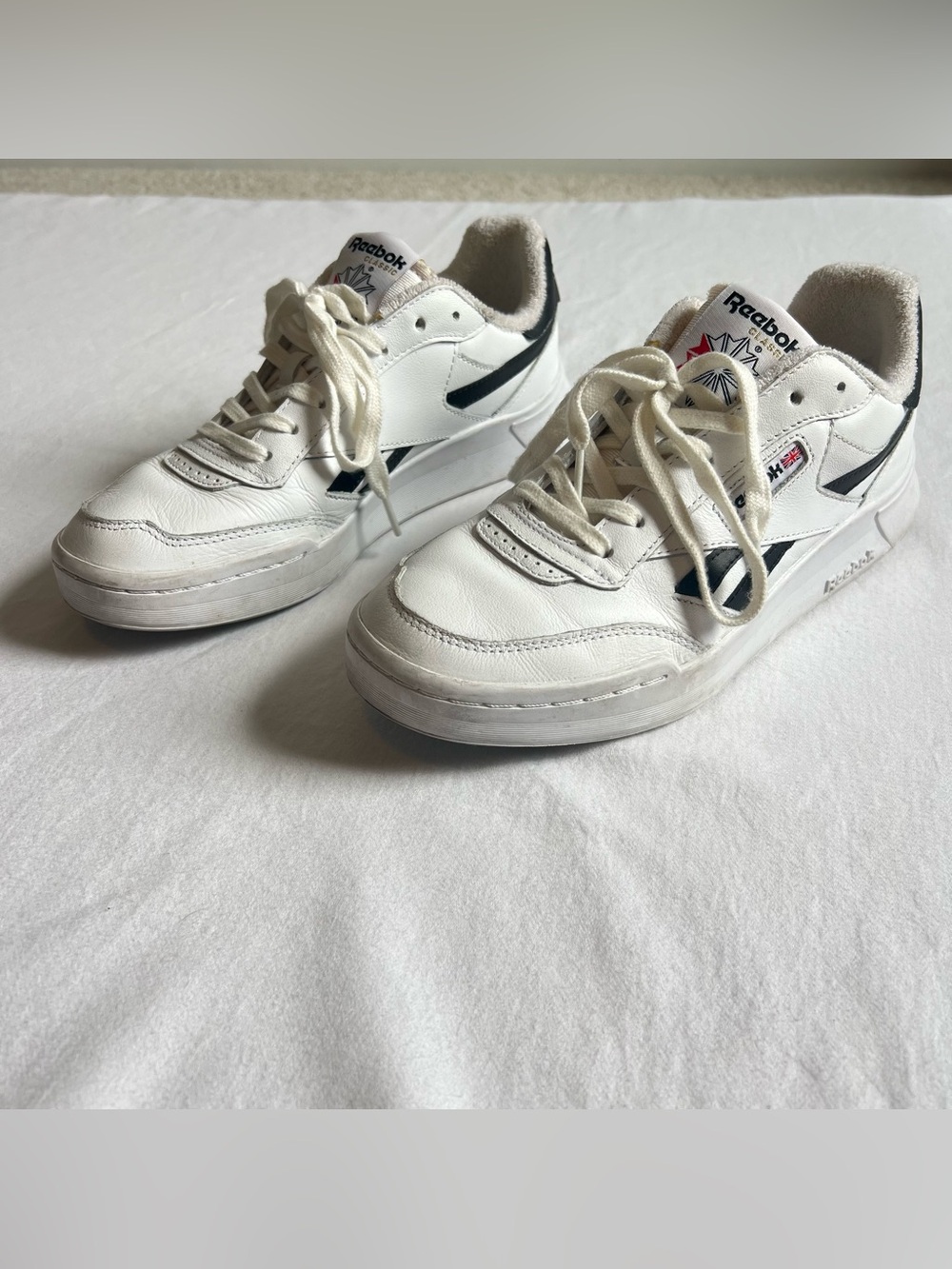 Reebok Club C Sneaker White/black stripes Women size 8.5 Men size 7 (eu 39)